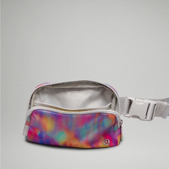 NWT Lululemon Everywhere 1L Belt Bag in Prism Wash - Picture 3 of 6